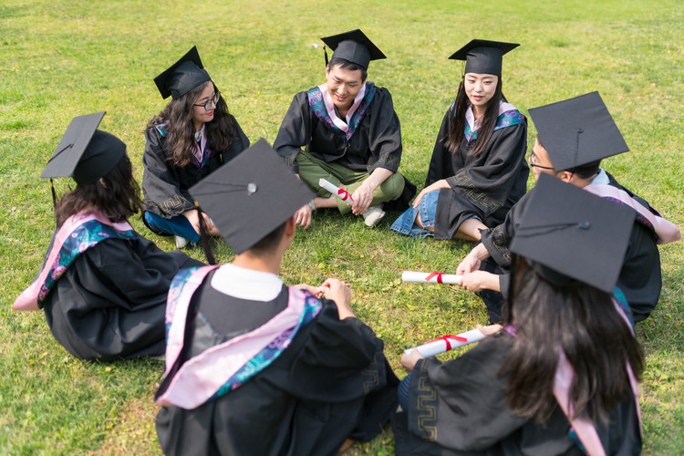 东北京大学学番邦语学院2024年新生军训罢了赞赏大会一视频